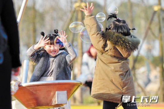 图3 图3:昨日下午,望城区银星湾公园内,孩子们在开心地追逐泡泡、玩跷跷板。连日来,星城长沙迎来了久违的晴好天气,市民纷纷来到户外,享受这冬日暖阳。 长沙晚报全媒体记者 王志伟 摄