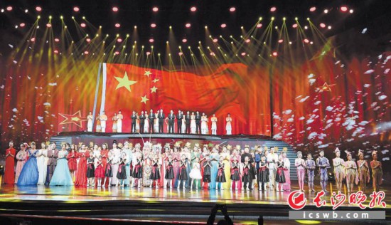 12月3日晚,在合肥举行的长江中游城市群省会城市第七届会商会文艺交流展演上,四地文艺工作者共歌一曲《我和我的祖国》,将整个展演活动推向高潮。长沙晚报全媒体记者周柏平摄